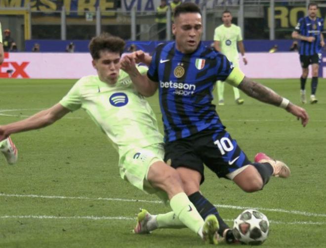 ??雷速評審團：庫巴西禁區疑似鏟倒勞塔羅，主裁回看VAR判罰點球是否正確