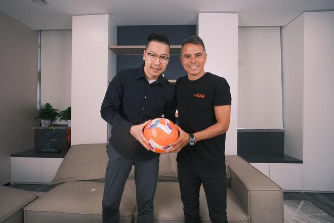 西甲傳奇球星薩維奧拉蒞臨雷速體育總部，與我們一同喊起“雷速666”