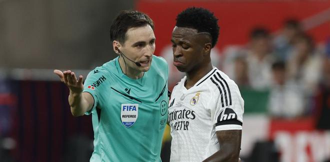 世體：西甲計(jì)劃未來(lái)使用人工智能評(píng)估裁判表現(xiàn)，并負(fù)責(zé)裁判員選派工作