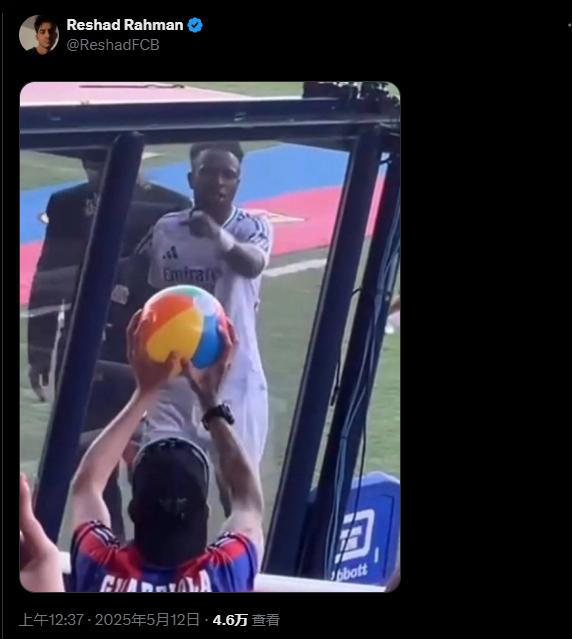 破防！記者曬圖：巴薩球迷手舉沙灘球，維尼修斯憤怒手指該球迷