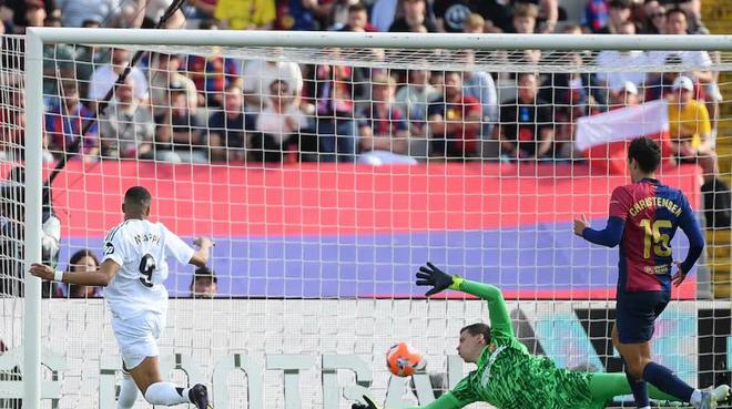 2次客場對巴薩上演帽子戲法，姆巴佩是史上第一人