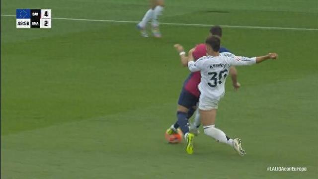 太狠了！阿森西奧直接踢翻費(fèi)蘭吃到黃牌，德容為隊友出頭！