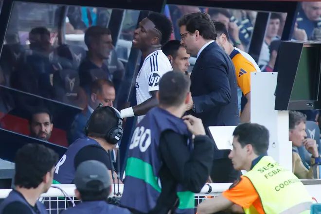 躲不過的梗！再遭巴薩球迷用沙灘球嘲諷，維尼修斯怒指對方