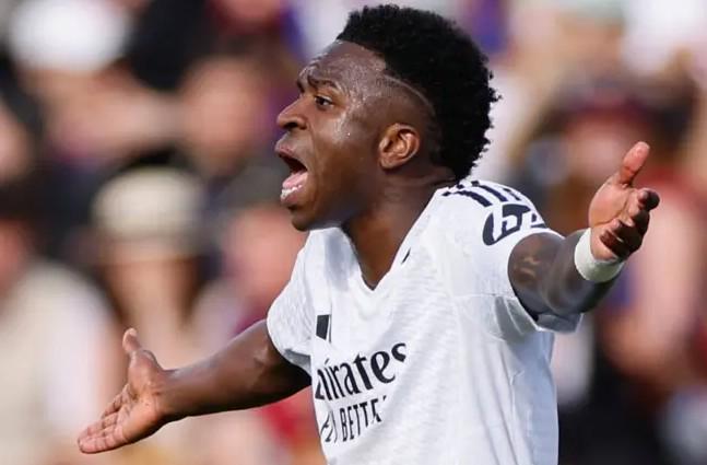 國家德比被換下后，維尼修斯在替補席抱怨皇馬球員老是回傳