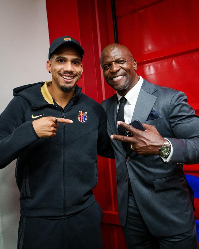 現場觀戰國家德比，美國演員泰瑞-克魯斯與多名巴薩球員合照