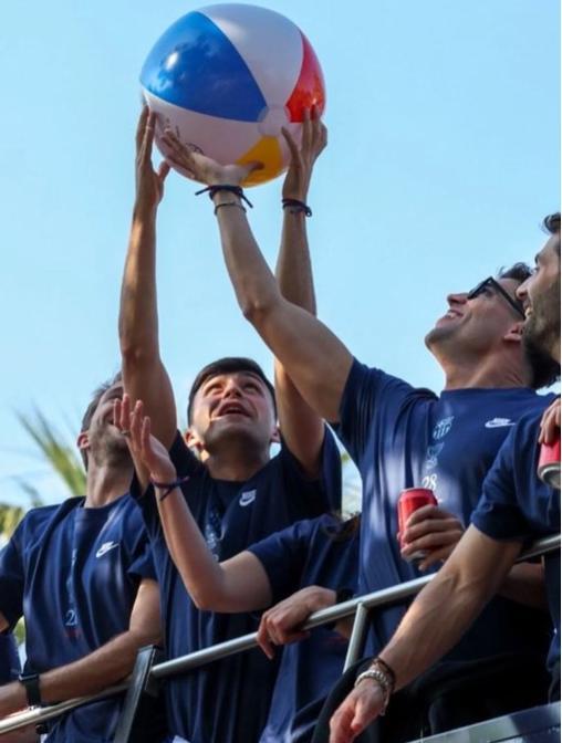 這梗過不去了！巴薩奪冠游行眾球員高舉沙灘球，疑似嘲諷維尼修斯