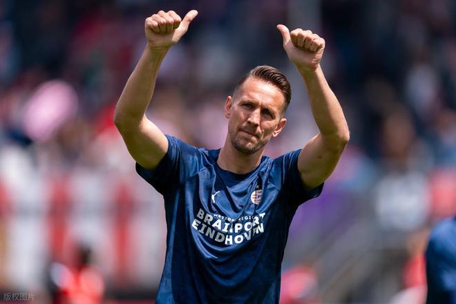 埃因霍溫3-1，力壓賈府奪第26個荷甲冠軍，36歲國米舊將驚艷破門