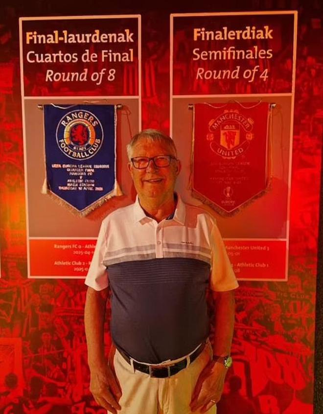 弗格森造訪畢巴博物館，在12年歐聯比賽用球簽名&捐贈交換隊旗