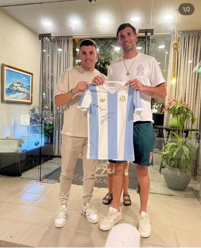 在巴塞羅那偶遇大馬丁，西班牙記者曬大馬丁親筆簽名阿根廷球衣照