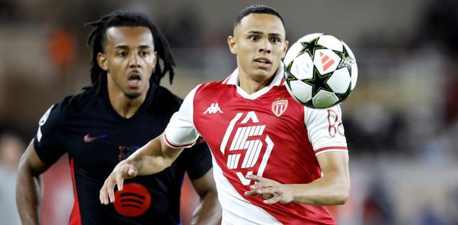 世體：巴薩不再考慮引進(jìn)新的右后衛(wèi)，萬德松已不在引援計(jì)劃內(nèi)