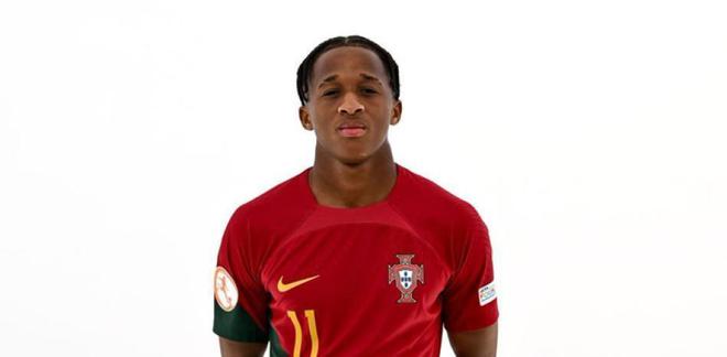 世體：巴薩對(duì)16歲葡萄牙邊鋒瓦雷拉感興趣，但尚未做出決定