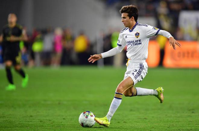 每體：巴薩舊將普吉現身甘伯體育城，此行的目的是看望一些老朋友