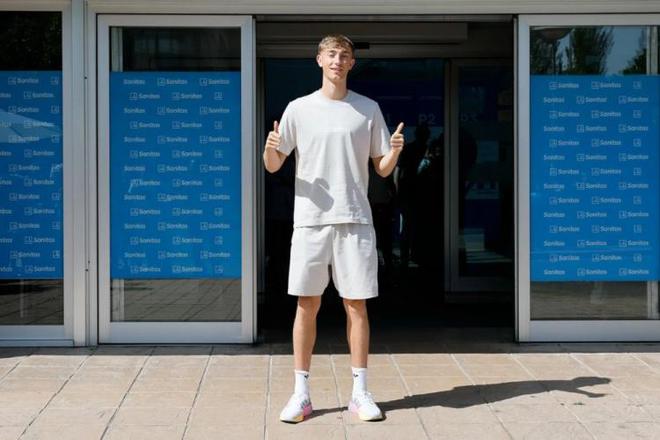 皇馬官方曬圖：懷森接受體檢&為球迷簽名