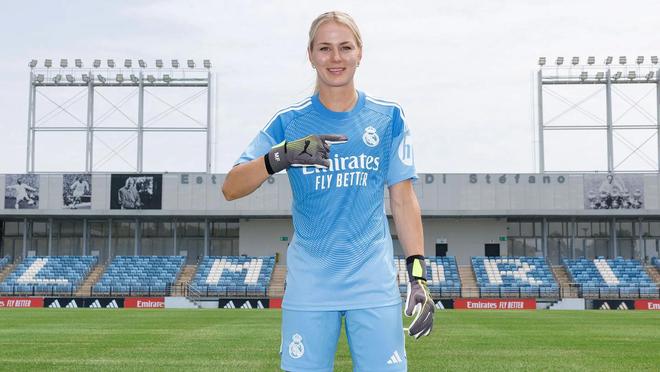 官方：狼堡女足門將弗羅姆斯加盟皇馬女足，合同簽約三年