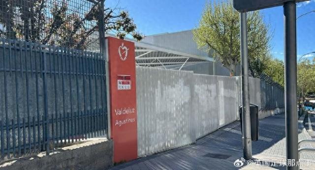 阿森纳今早在瓦尔德卢斯·德·洛斯·奥古斯蒂诺斯学校进行了训练
