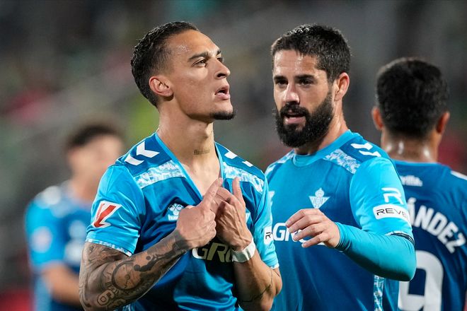 3-1，曼联弃将安东尼滑跪庆祝：逆足凌空斩，现场视角，太丝滑了