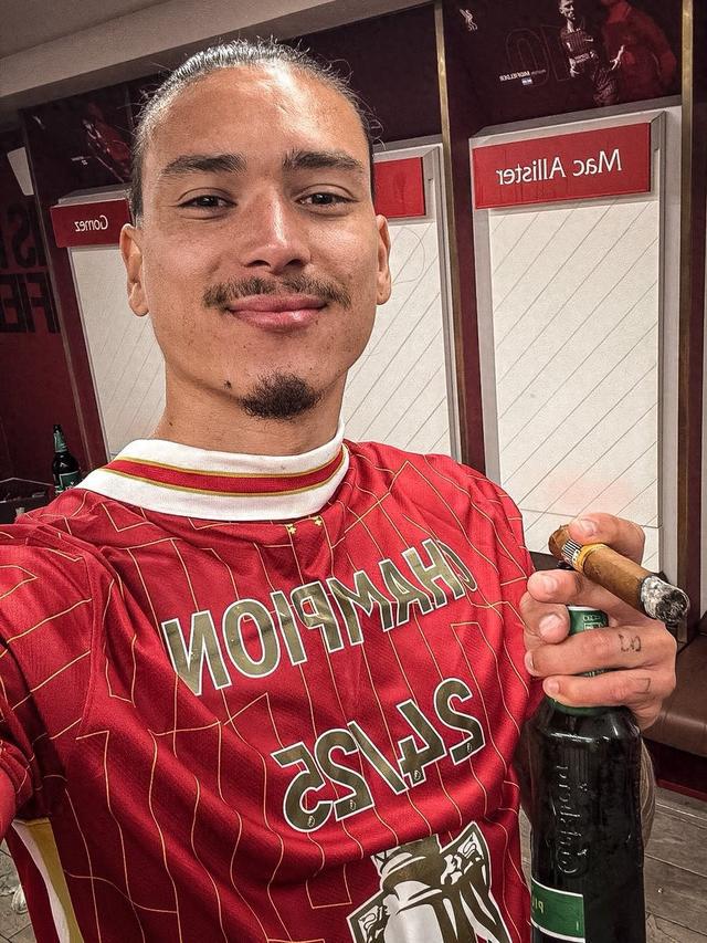 努涅斯晒自拍：英超冠军到手，人们想怎么说就怎么说吧