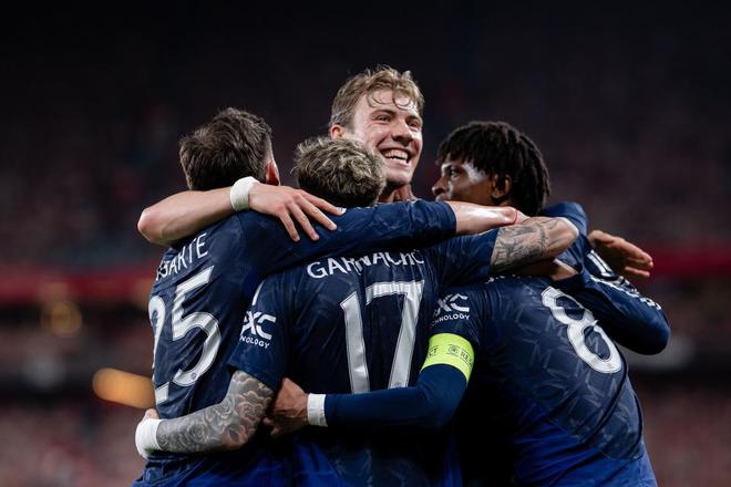 曼聯(lián)3-0十人畢巴！進(jìn)歐聯(lián)杯決賽在望 B費雙響 霍伊倫造紅牌+點球
