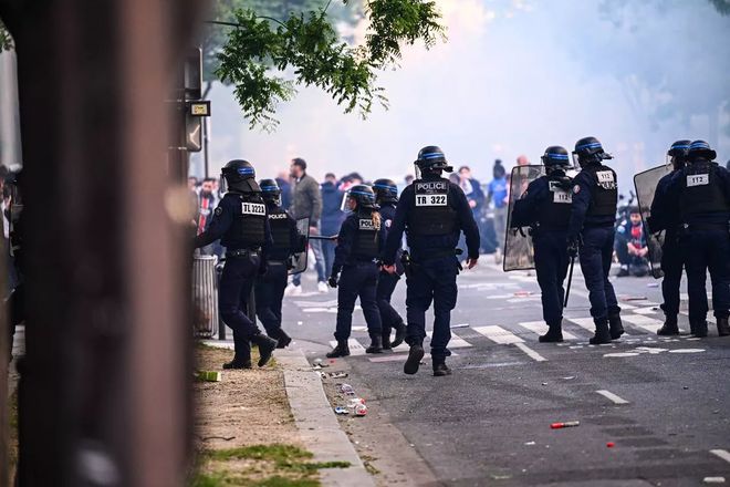 英媒：巴黎和阿森纳球迷发生激烈冲突，警方逮捕44人&有人重伤
