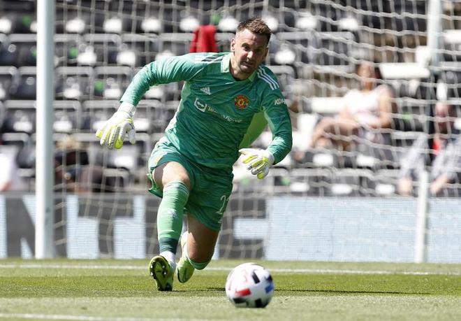 羅馬諾：曼聯決定續約39歲希頓1年，教練組對其傳幫帶作用很滿意