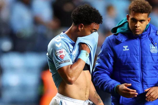 回傳失誤導致球隊在升級附加賽首回合失利，考文垂球員賽后哭泣