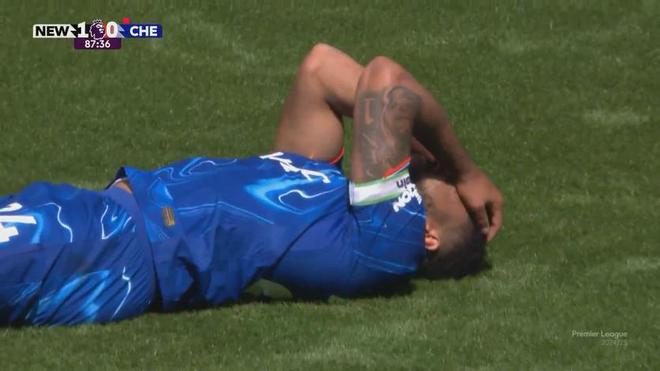 錯(cuò)失絕平良機(jī)！里斯-詹姆斯門前頭球頂高，和主帥同款抱頭