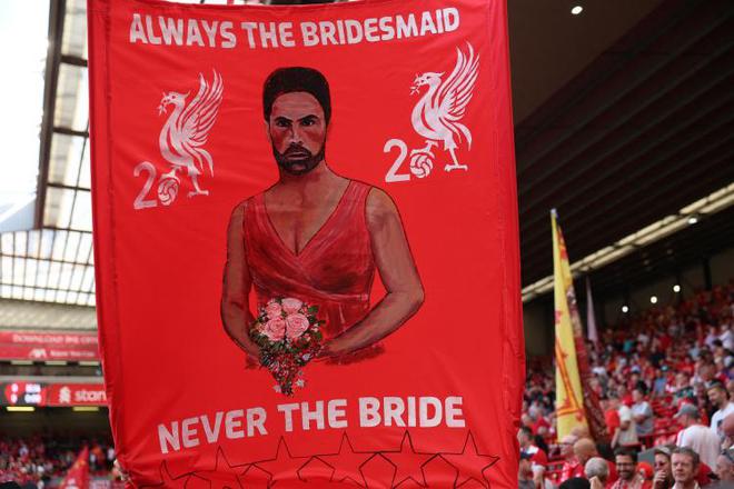 嘲諷拉滿！利物浦球迷舉旗：阿爾特塔伴娘服，總是伴娘從不是新娘