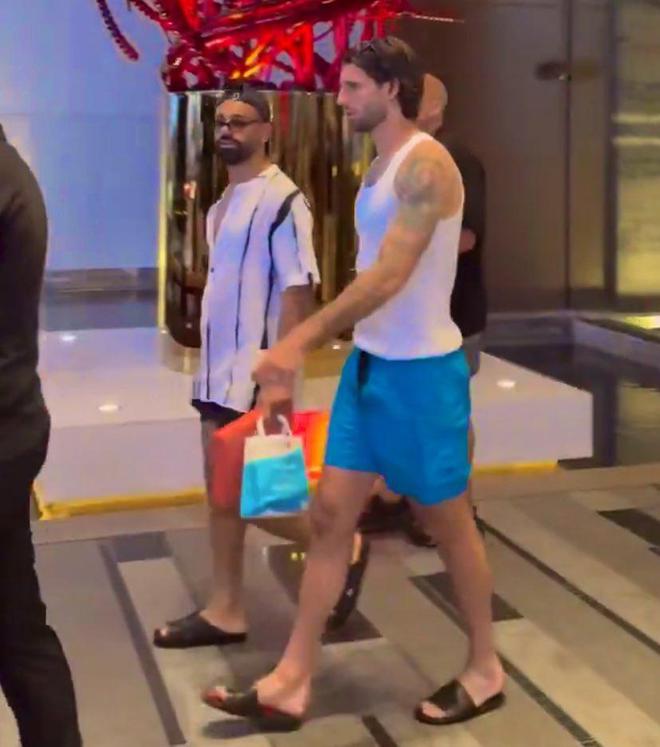 先放個小假！利物浦眾將現身迪拜度假，享受奢華酒店、游艇……