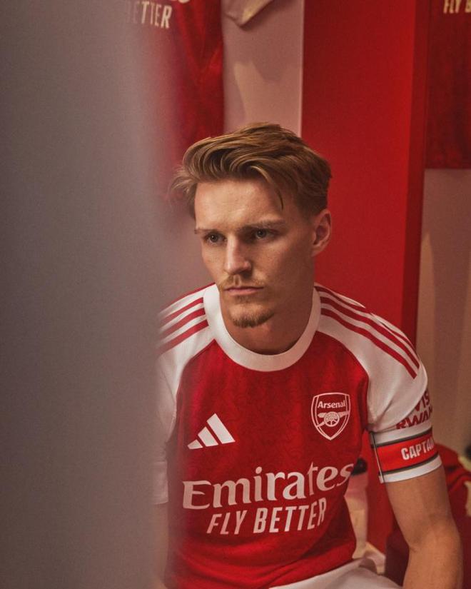 新球衣新氣象！厄德高社媒曬新賽季球衣照：很自豪穿上它??