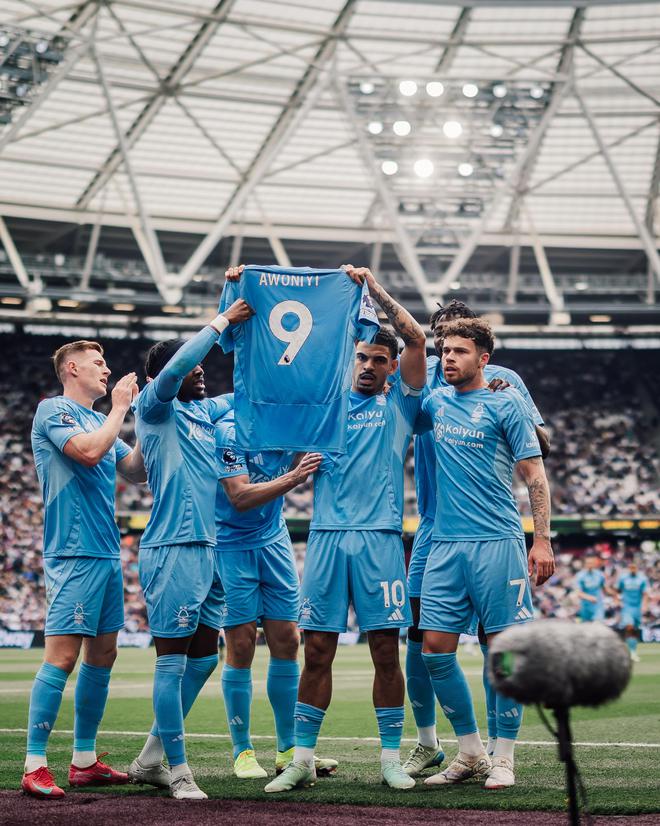 暖心，吉布斯-懷特進球后手舉受傷隊友阿沃尼伊的球衣