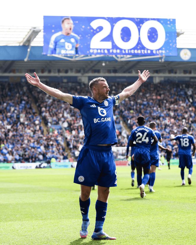 催淚！38歲瓦爾迪告別戰轟第200球 激動舉起旗桿慶祝 3.2萬人致敬