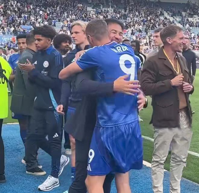 岡崎慎司觀戰(zhàn)瓦爾迪主場謝幕演出，賽后二人相互擁抱致意