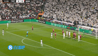 往哪踢呢！卡塞米羅禁區內解圍，踢到芒特身上后到理查利森腳下