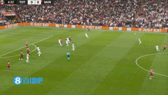 維卡里奧出擊失誤，B費打門但被芒特擋出