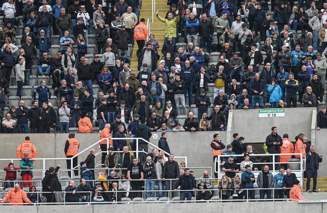 熱刺球迷返程難恐錯過奪冠游行，一哥們調侃：我移民西班牙算了