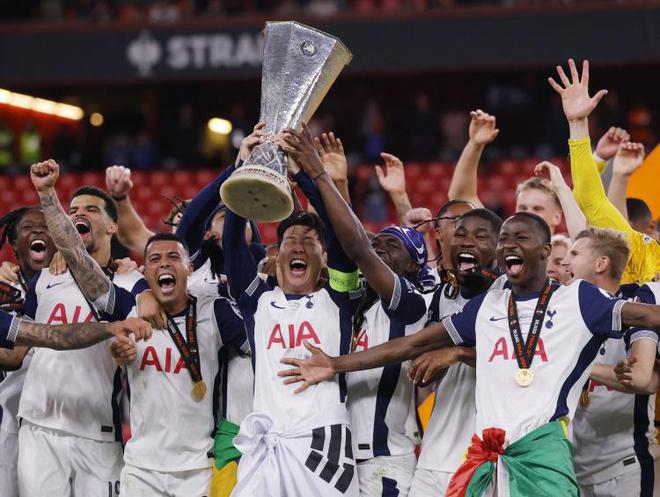 太陽報:熱刺眾將奪冠后狂歡到凌晨4點,高唱“X你X的馬奎爾” 太陽報:熱刺眾將奪冠后狂歡到凌晨4點,高唱“X你X的馬奎爾”