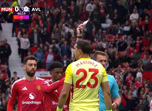 大馬丁出擊踢翻單刀的霍伊倫，被主裁判直紅罰下，曼聯(lián)11打10