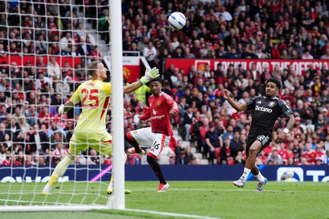 曼聯(lián)2-0十人維拉獲英超第15名！三人被棄用，阿莫林稱好日子將至