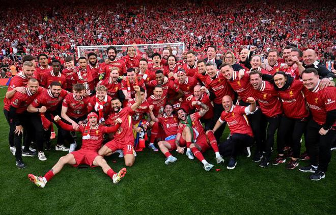 范迪克：老隊(duì)長阿蘭-漢森頒發(fā)獎(jiǎng)杯很完美，他是隊(duì)史頂級(jí)中衛(wèi)之一