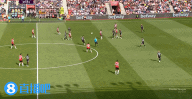 老隊友1v1較量！馬丁內(nèi)利接長傳完美停球，單刀被拉姆斯代爾撲出