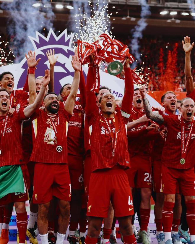 范戴克曬捧杯照片：難以置信的賽季，讓我們慶祝吧！