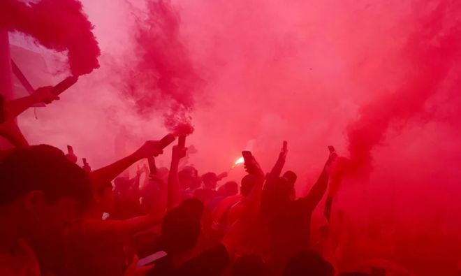 BBC：利物浦奪冠慶?；顒?dòng)球迷使用照明彈，造成17人受傷