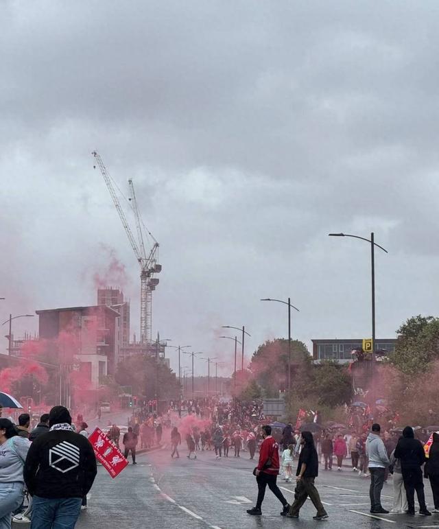 英國(guó)利物浦汽車(chē)撞人致47傷 華人目擊者：好幾個(gè)人被壓在車(chē)下｜封面頭條