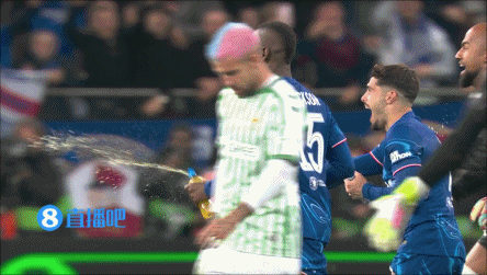 太損了內(nèi)托等人拿飲料淋庫庫長發(fā)，庫庫躲閃不急直接飲料洗頭