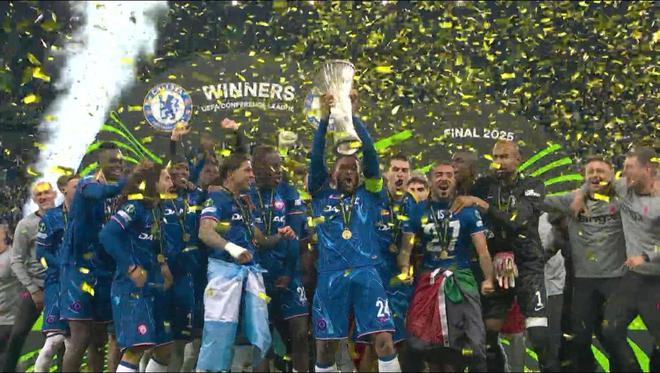 【奪冠圖集】切爾西隊長里斯-詹姆斯舉起歐協(xié)聯(lián)冠軍獎杯！