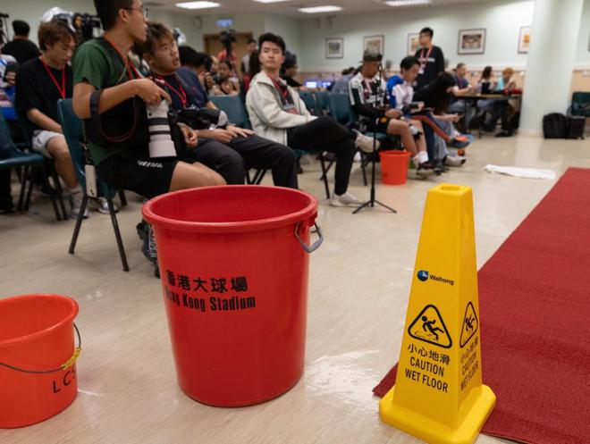 又屋漏偏逢连夜雨，曼联在香港的发布会场地也出现顶棚漏水