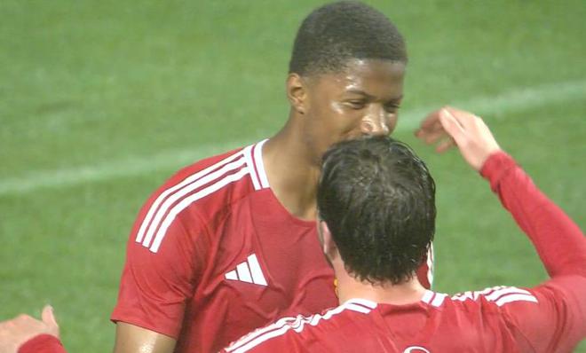 曼聯2-1反超中國香港！芒特傳中助攻，17歲奧比-馬丁搶點完成雙響