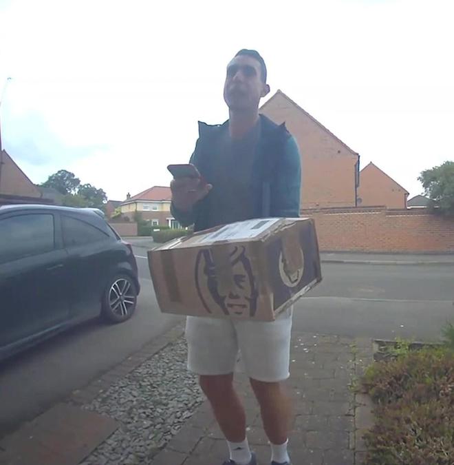 因辱罵利物浦被解雇!前英超裁判庫特改行送快遞,被紅軍球迷認出 因辱罵利物浦被解雇!前英超裁判庫特改行送快遞,被紅軍球迷認出