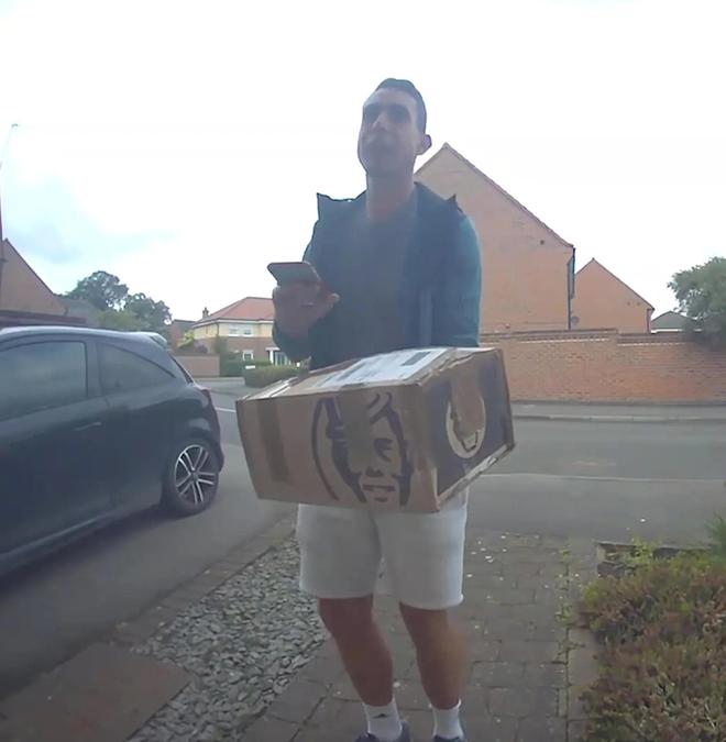 難繃，太陽報：因辱罵利物浦被解雇的前英超裁判庫特改行送快遞