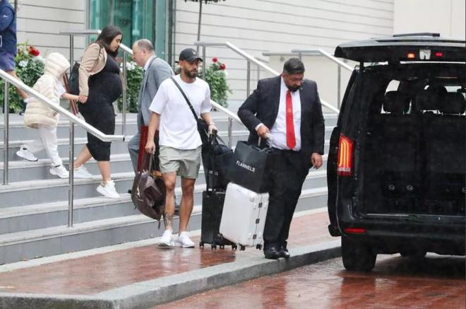 板上釘釘？曼晚：周日早上，庫尼亞被拍到出現(xiàn)在曼市酒店